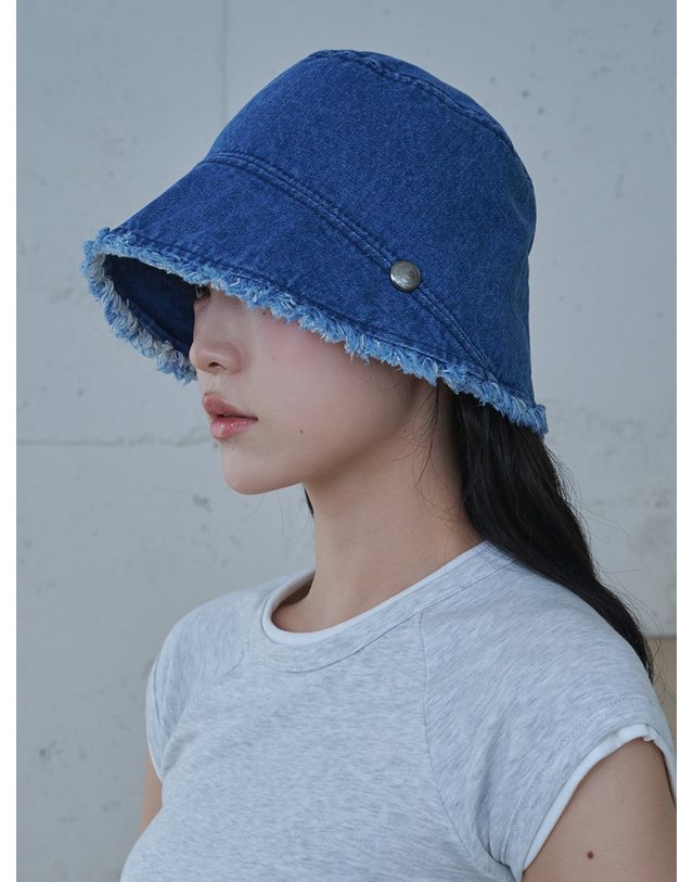 올인컴플리트 Frayed Hem Moon Bucket Hat (2 Colors) 착용컷