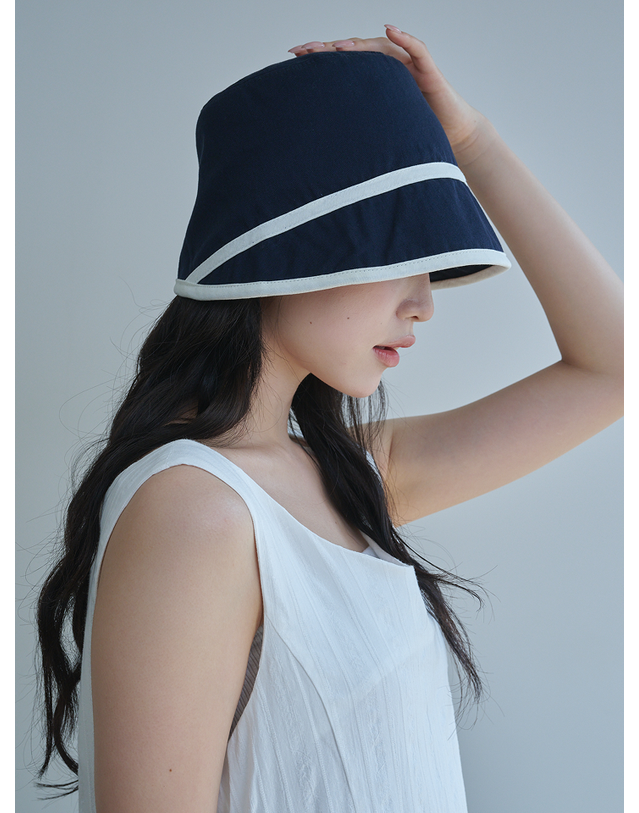 올인컴플리트 Contrast Line Moon Bucket Hat (2 Colors) 착용컷