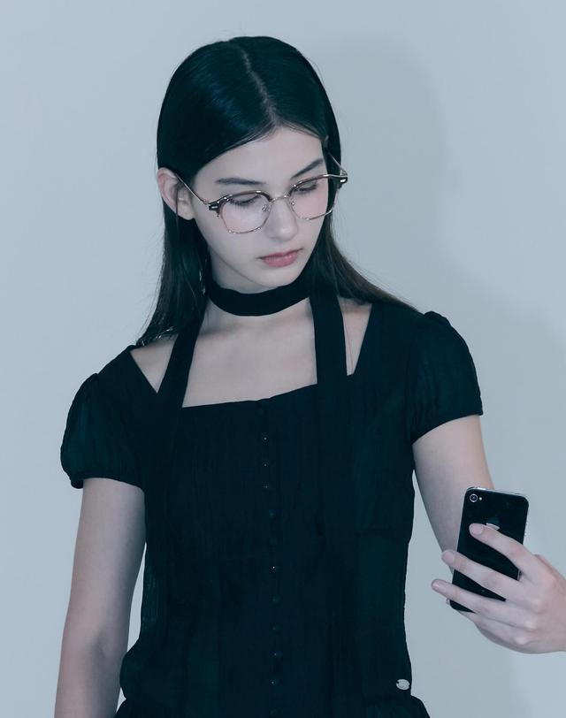 오아트 Tove Glasses [BROWN ROSE GOLD] 착용컷