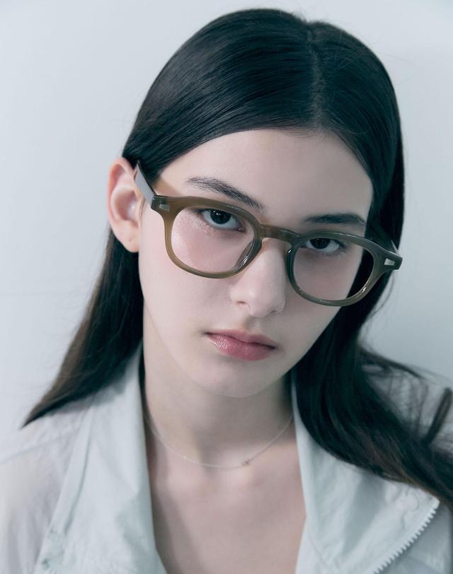 오아트 Clara Glasses [KHAKI] 착용컷