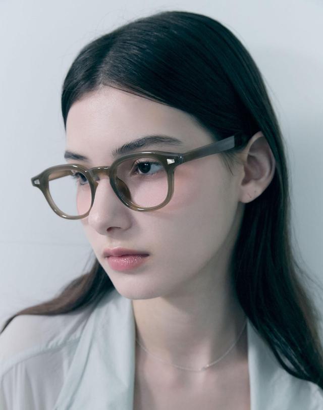 오아트 Clara Glasses [KHAKI] 착용컷