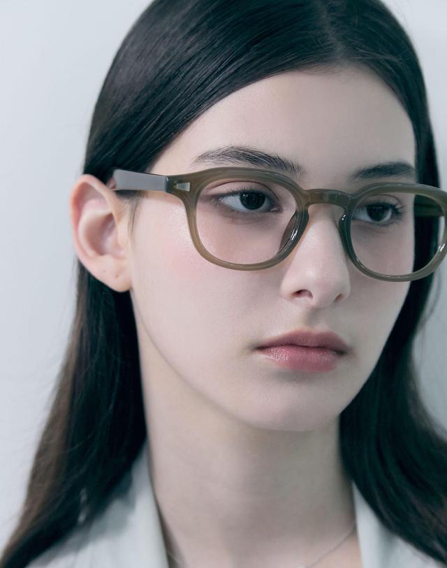 오아트 Clara Glasses [KHAKI] 착용컷