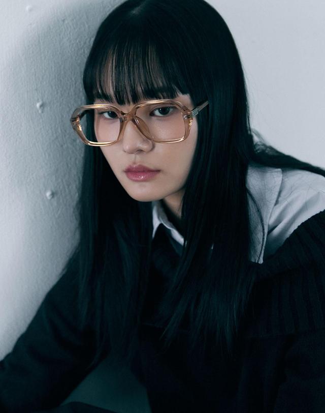오아트 Theron Glasses [CRYSTAL BEIGE] 착용컷