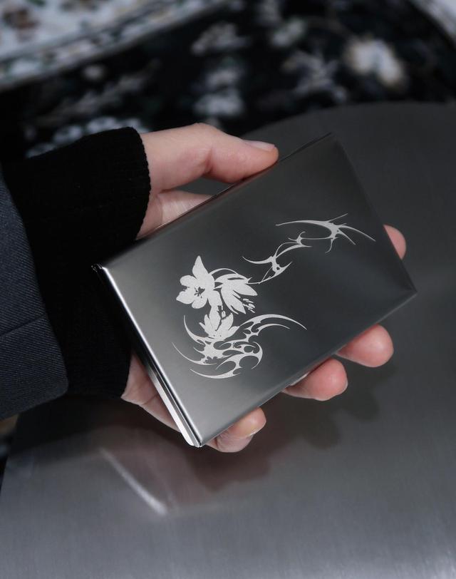 오아트 Flower Metal Card Wallet [SILVER] 착용컷