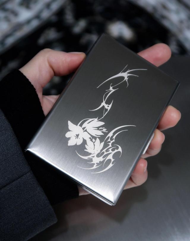 오아트 Flower Metal Card Wallet [SILVER] 착용컷