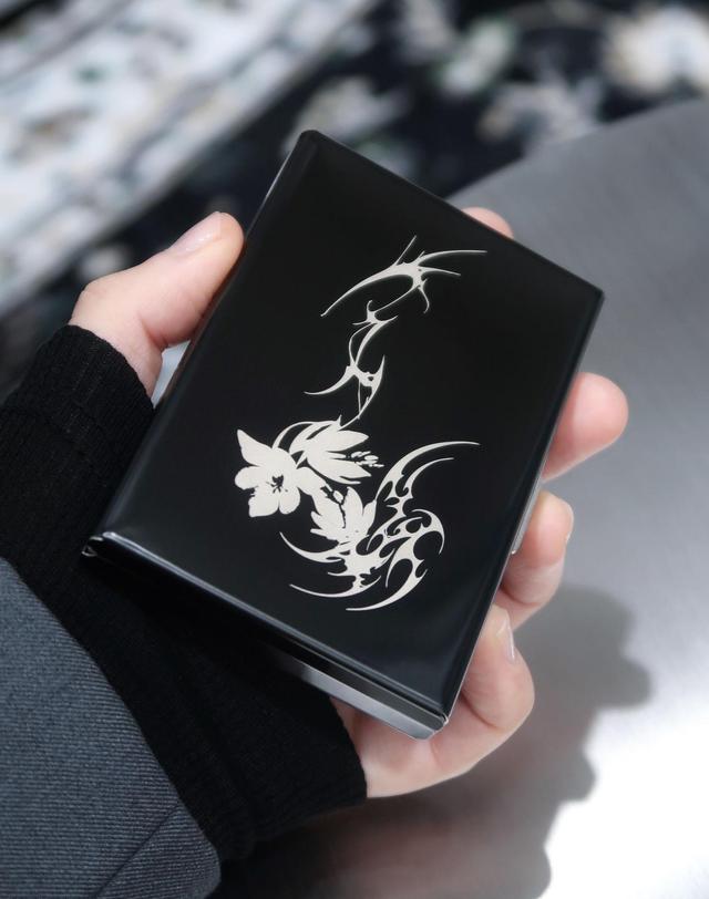 오아트 Flower Metal Card Wallet [BLACK] 착용컷