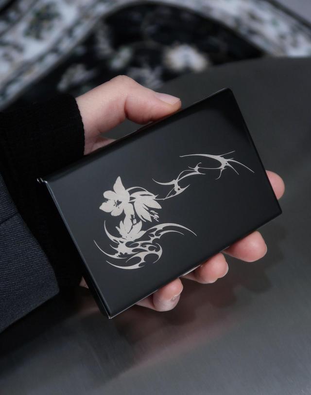 오아트 Flower Metal Card Wallet [BLACK] 착용컷