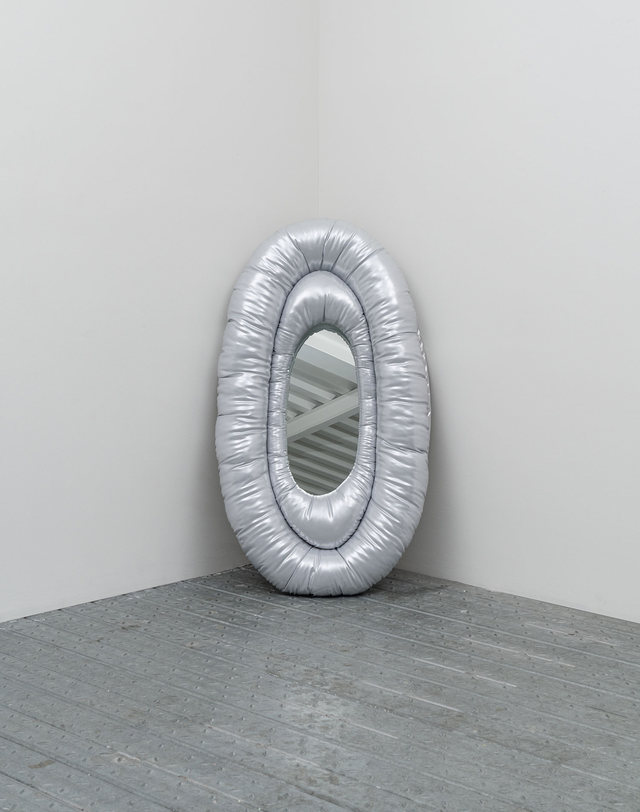 서수현 Plumpy Mirror in Silver 2022 (Refurb) 착용컷