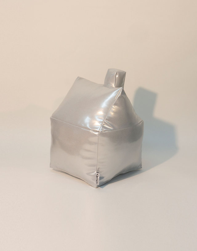 서수현 House Cushion in Silver 착용컷
