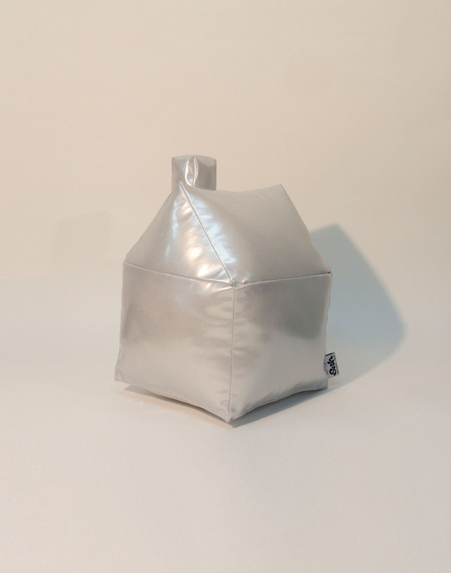 서수현 House Cushion in Silver 착용컷