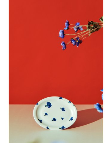 FLOWER OVAL PLATE (BLUE) by 이우연x카비네트