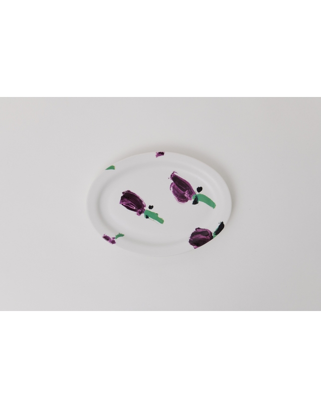 카비네트 FLOWER OVAL PLATE (PURPLE) by 이우연x카비네트 착용컷