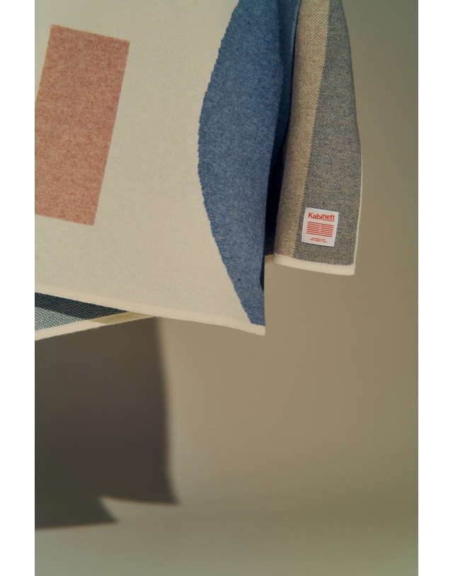 카비네트 CASHMERE BLANKET (LARGE) by 홍순용x카비네트 착용컷