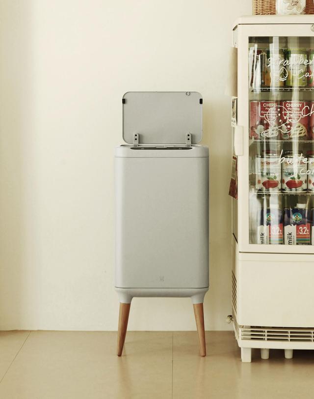 마리슈타이거 루미 자동 센서 인테리어 휴지통 V2 20L (탈부착다리) 착용컷