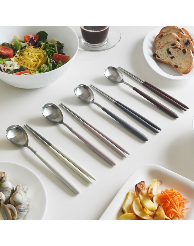 로메이키친 마시피렌체 프리미엄 한식 수저세트 4컬러 선물용 패키지 포장 착용컷