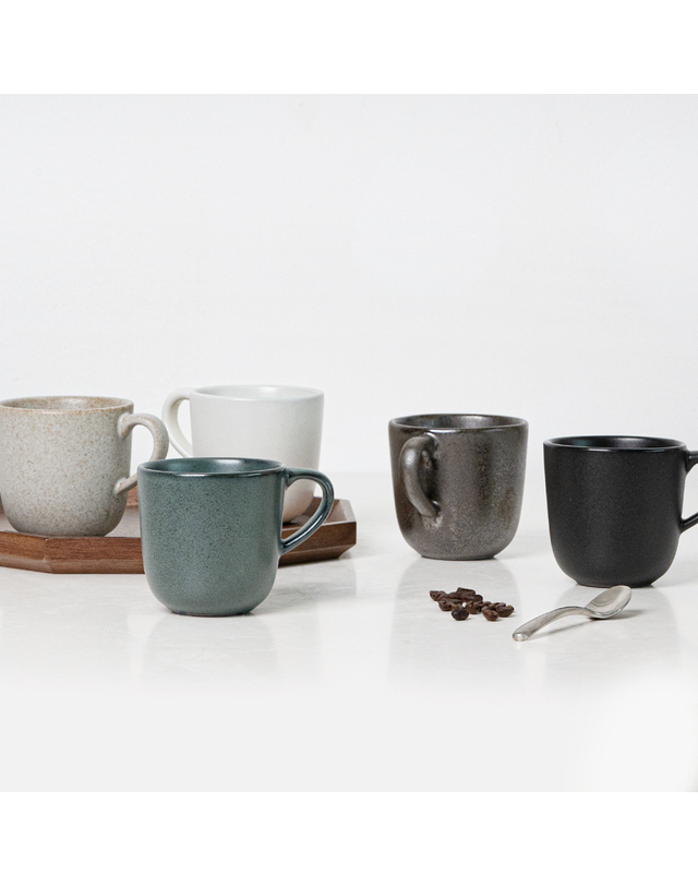 로메이키친 아이다 로우 커피잔 200ml 덴마크 핸드메이드 도자기 착용컷