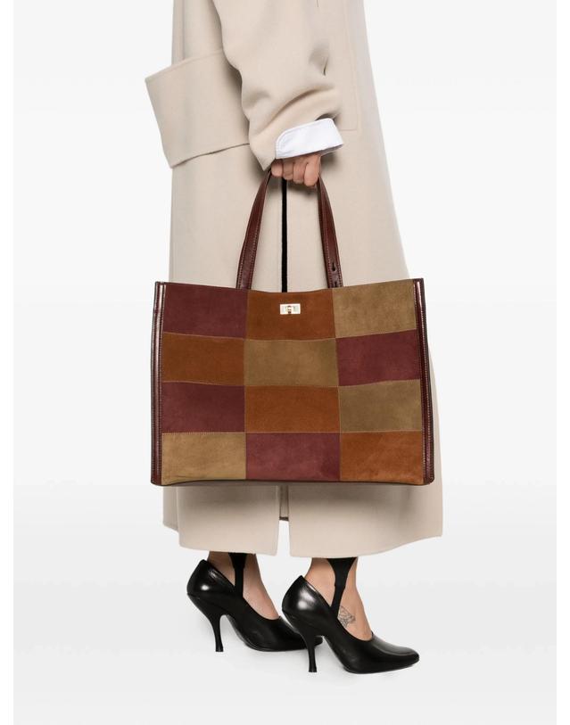 안야 힌드마치 [해외직구] 안야힌드마치 Mortimer patchwork suede tote bag 12317311533320 TP725748491 착용컷