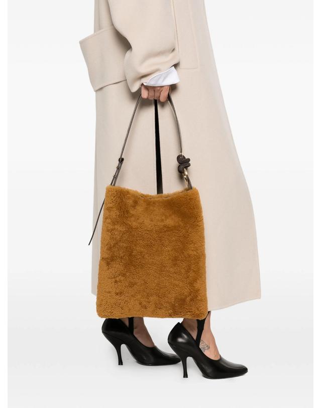 안야 힌드마치 [해외직구] 안야힌드마치 Ringo shearling shoulder bag 12317308322056 TP725755418 착용컷