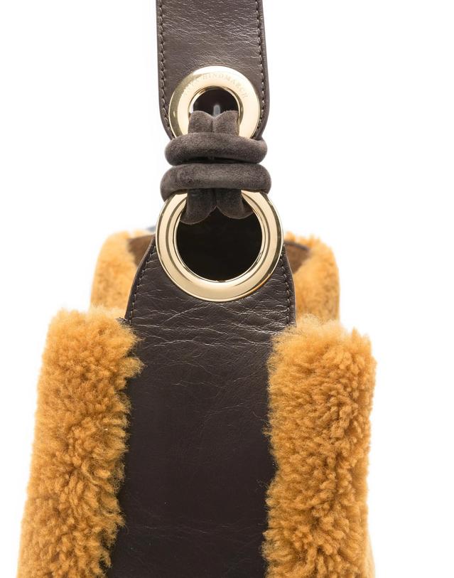 안야 힌드마치 [해외직구] 안야힌드마치 Ringo shearling shoulder bag 12317308322056 TP725755418 착용컷