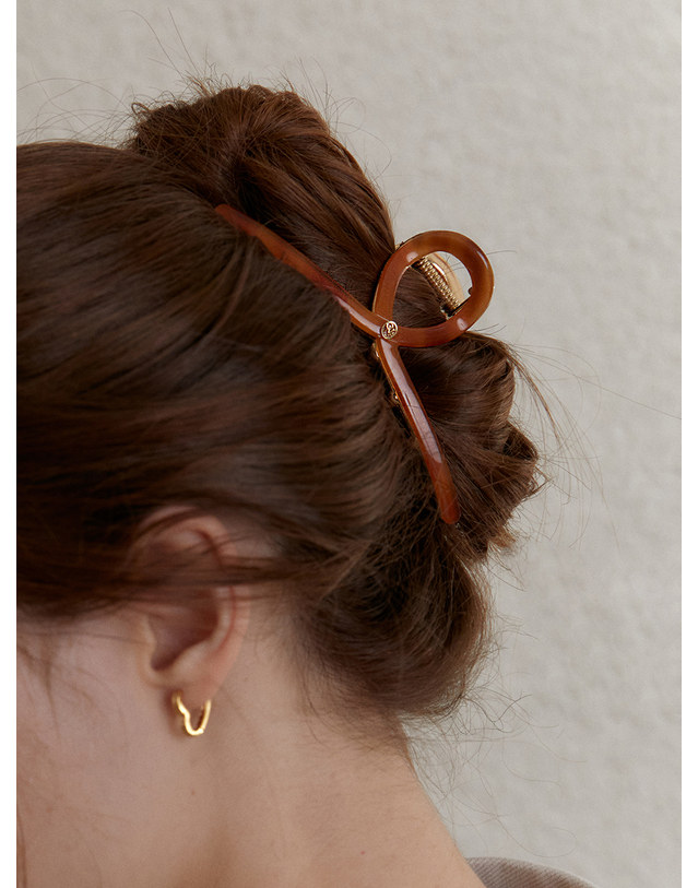 오블라 Twist metal point hair clip_brown syrup HC004 착용컷