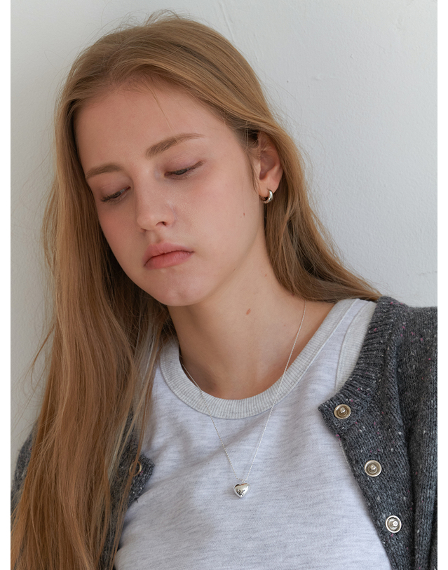 오블라 plain heart necklace_VOLUME JN017 착용컷