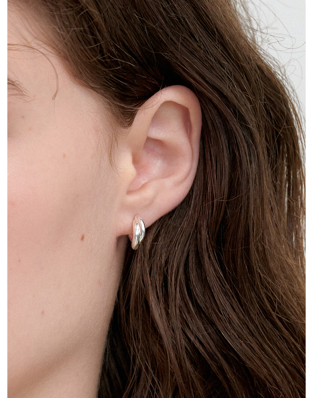 오블라 TWO LINE TWIST EARRING_2COLOR JE044 착용컷