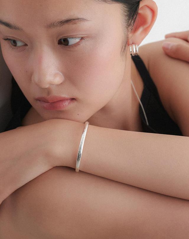 오블라 SOLID CUBIC POINT BANGLE BRACELET_2SIZE JB015 착용컷
