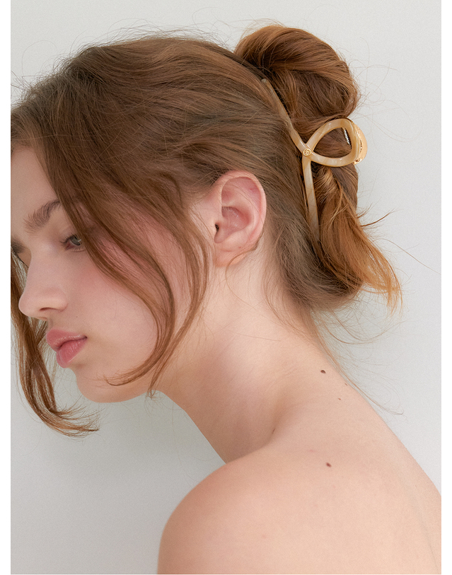 오블라 Twist metal point hair clip_beige syrup HC056 착용컷