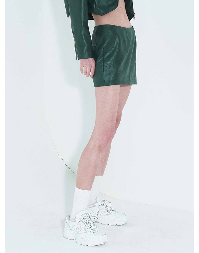 킴지수 Faux-Leather Low Rise Mini Skirt _ Green 그린 착용컷