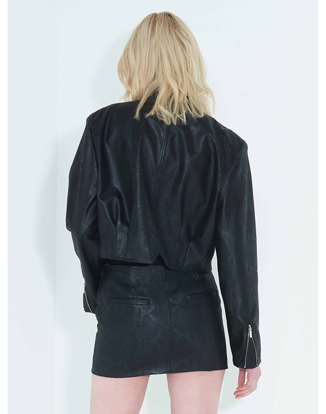 킴지수 Faux-Leather Cropped Zip-Up Jacket _ Black 블랙 착용컷