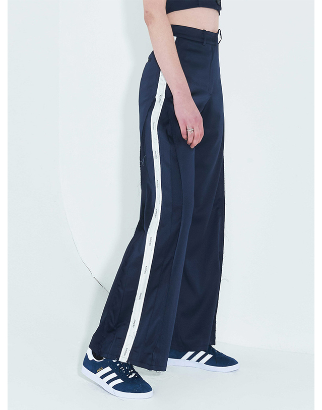 킴지수 Pleated Logo-Tape Trousers _ Navy 네이비 착용컷