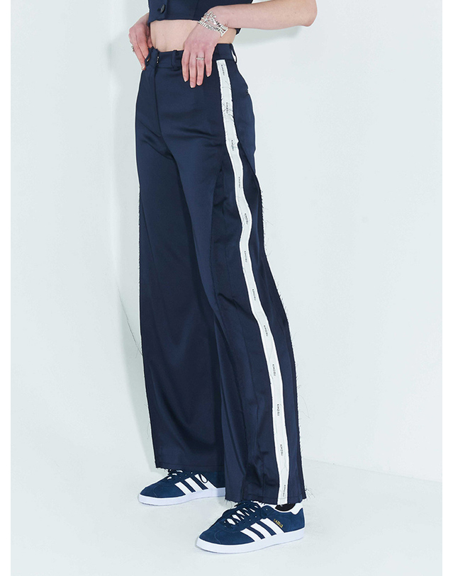 킴지수 Pleated Logo-Tape Trousers _ Navy 네이비 착용컷