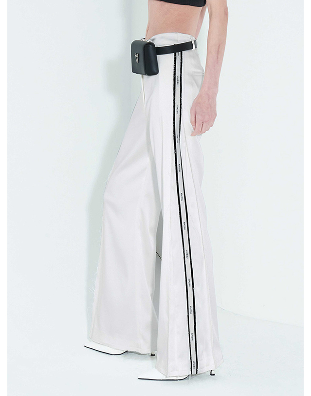 킴지수 Pleated Logo-Tape Trousers _ White 화이트 착용컷