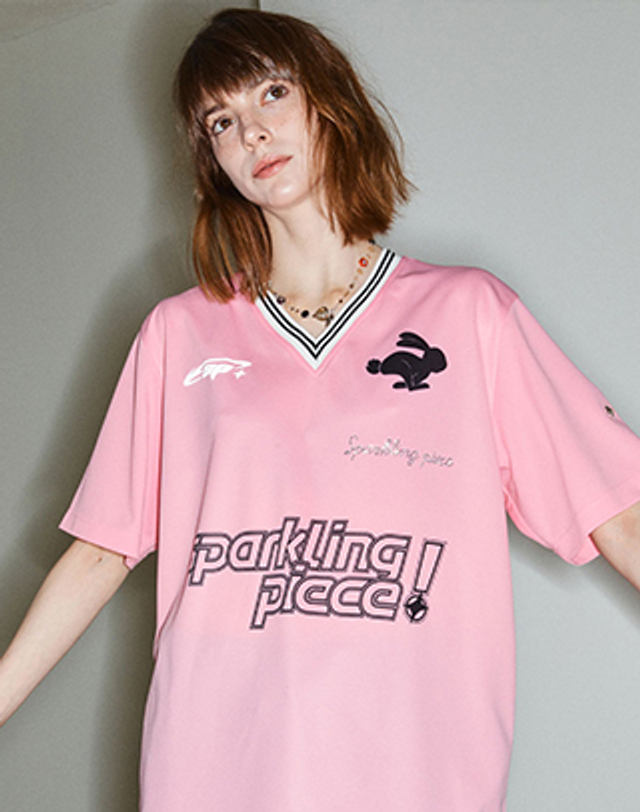 스파클링피스 RUN RABBIT RUN FOOTBALL T-SHIRT - PINK 런 래빗 런 풋볼 그래픽 티셔츠 착용컷