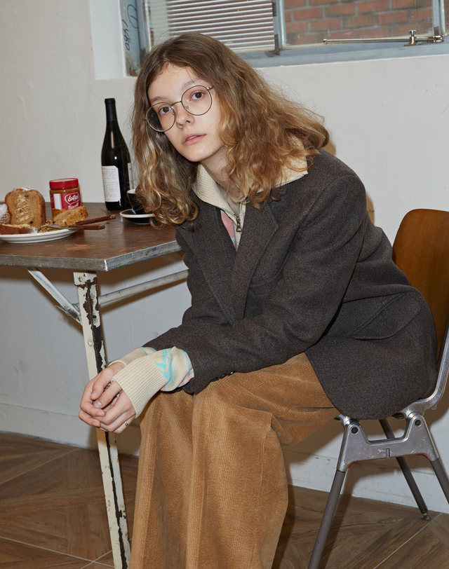 스파클링피스 2 BUTTON WOOL TWILL JACKET BEIGE 초콜릿 착용컷