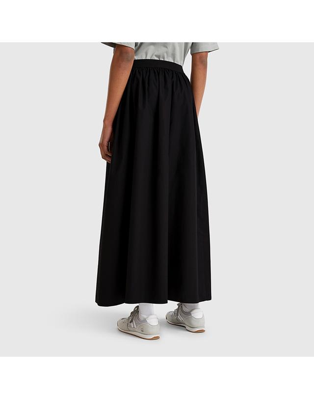 베네통글로벌 Basic shirring long skirt_4TPUD004I100 착용컷