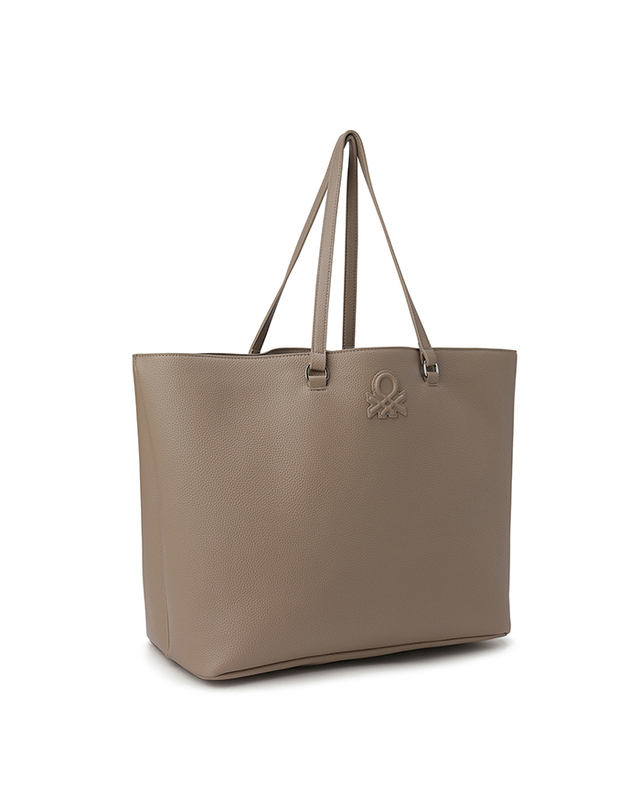 베네통글로벌 Symbol patch shopper bag_618UDY06W393 착용컷