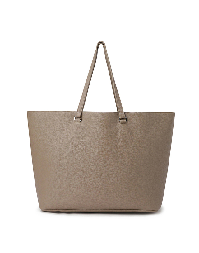 베네통글로벌 Symbol patch shopper bag_618UDY06W393 착용컷