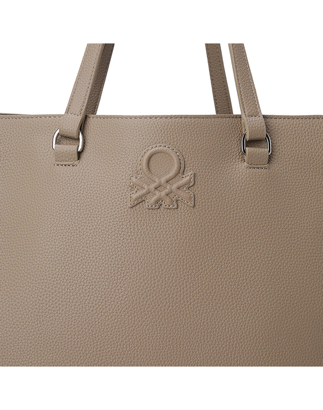 베네통글로벌 Symbol patch shopper bag_618UDY06W393 착용컷
