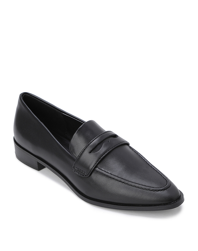베네통글로벌 Stiletto mocassin_8NOGDD03H100 착용컷