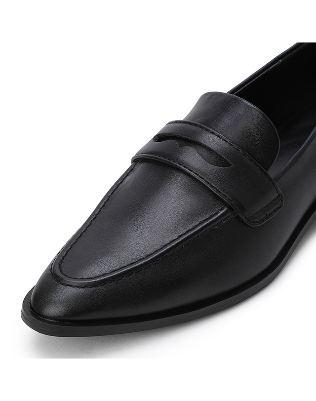 베네통글로벌 Stiletto mocassin_8NOGDD03H100 착용컷