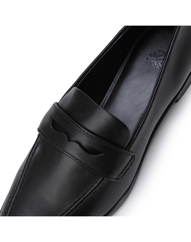 베네통글로벌 Stiletto mocassin_8NOGDD03H100 착용컷