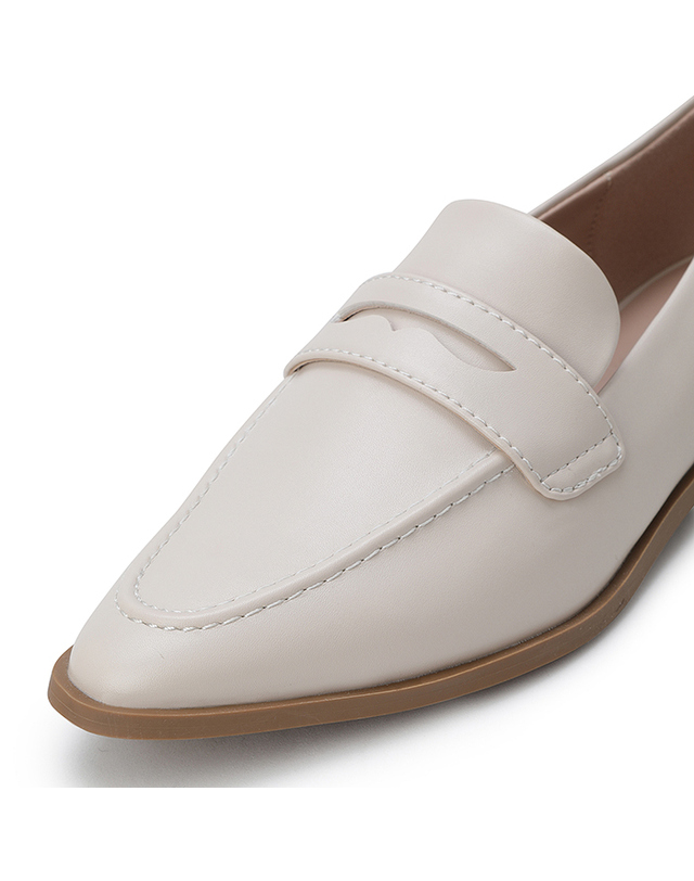 베네통글로벌 Stiletto mocassin_8NOGDD03H152 착용컷