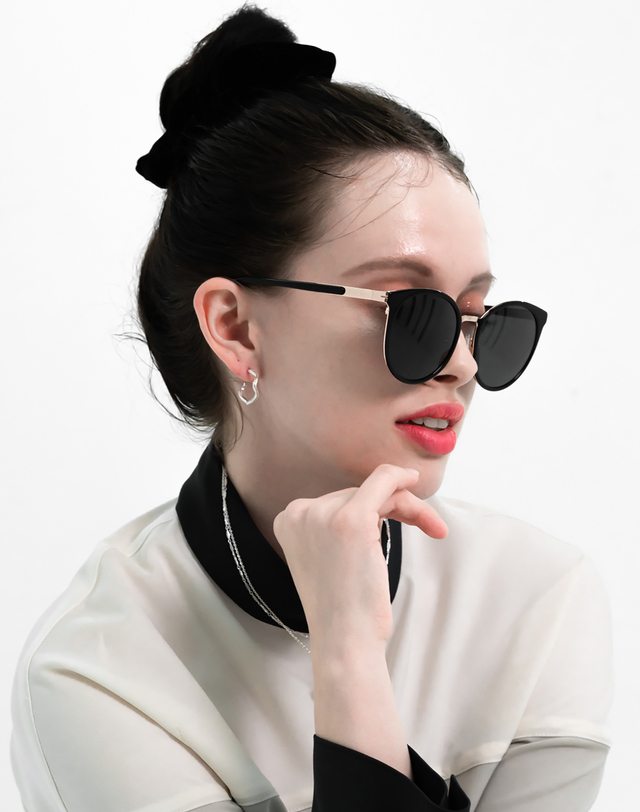 에니르 [온리원오브 리에착용] ARABELLA WAVE HOOP EARRINGS - E1020 착용컷