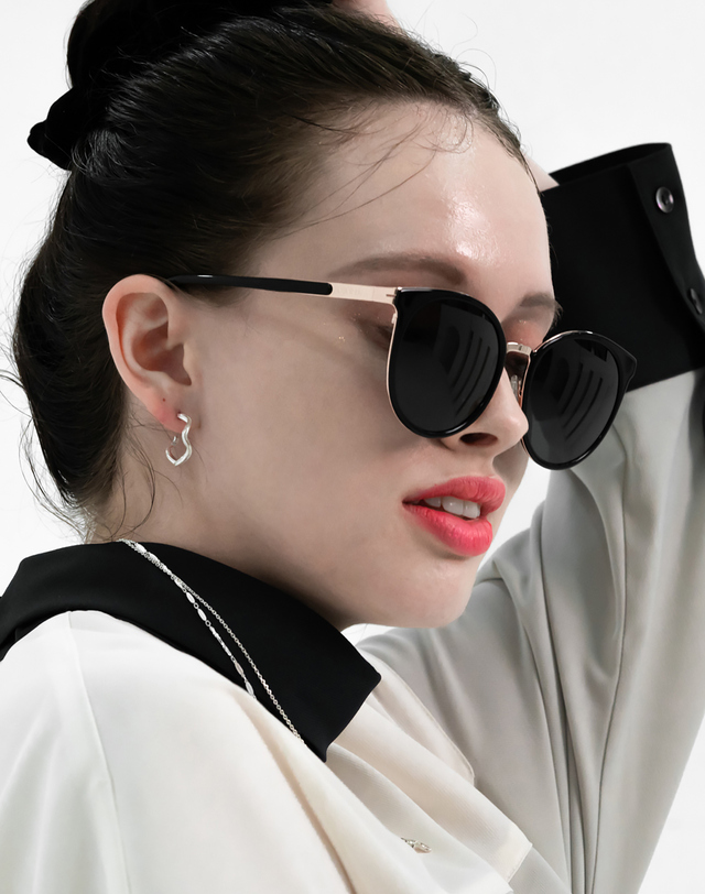 에니르 [온리원오브 리에착용] ARABELLA WAVE HOOP EARRINGS - E1020 착용컷