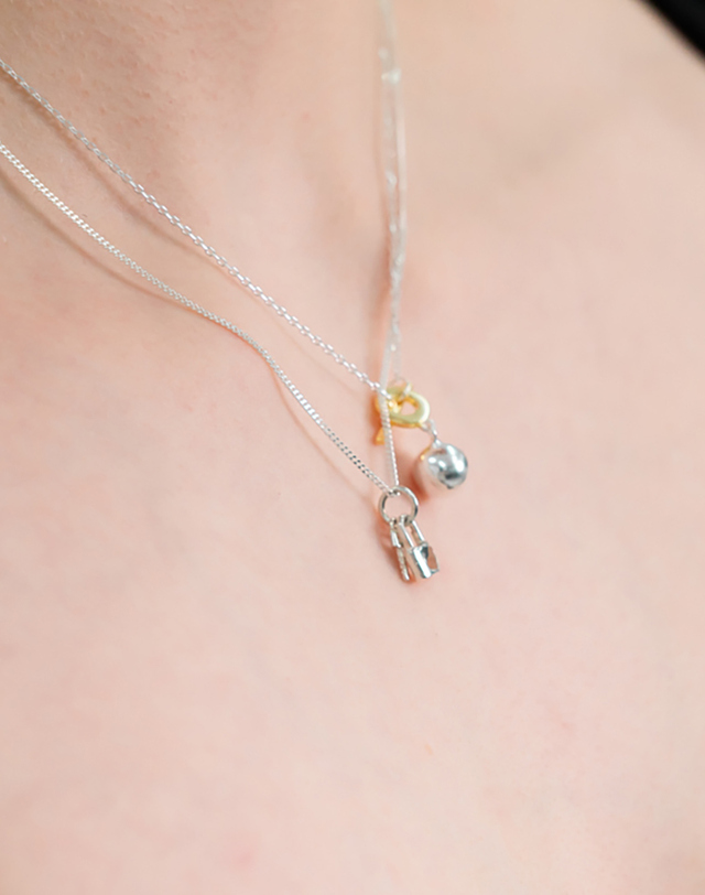 에니르 FLIPPED HEART LOCK AND KEY NECKLACE - N1016 착용컷
