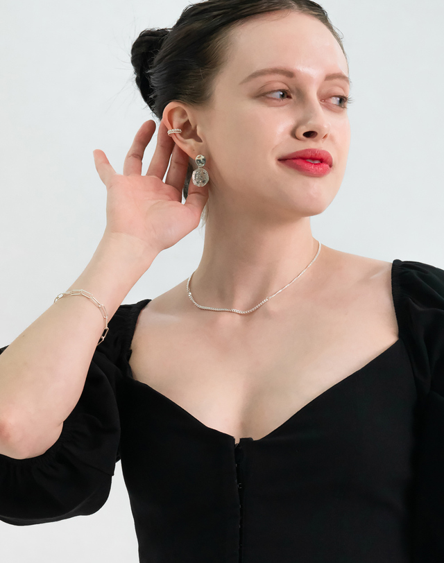 에니르 FLIPPED DROP AND TWIST CUFF EARRING - E1014 착용컷