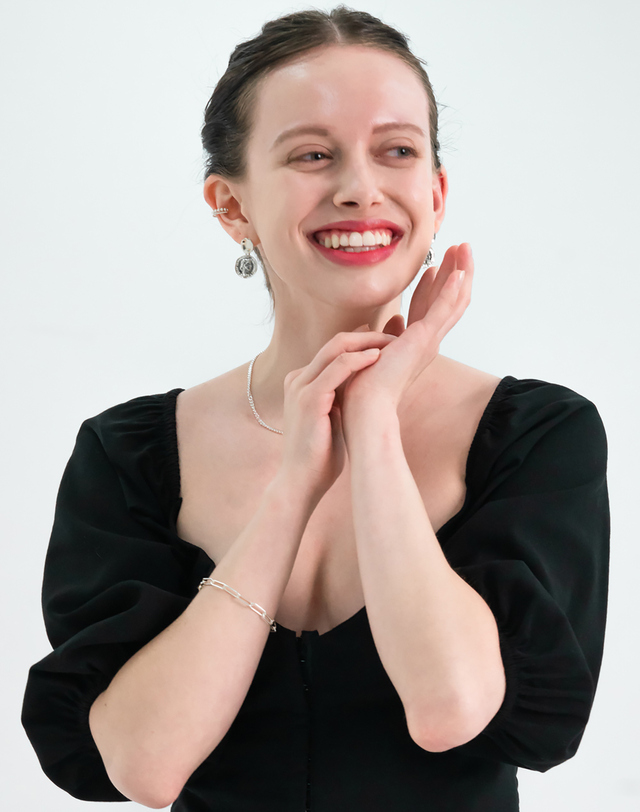 에니르 FLIPPED DROP AND TWIST CUFF EARRING - E1014 착용컷
