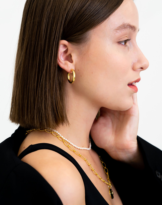 에니르 NON-STOP TWIST HOOP EARRINGS - E1003 착용컷