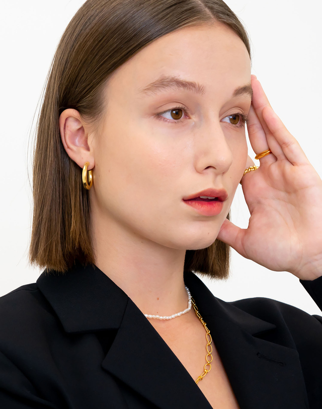 에니르 NON-STOP TWIST HOOP EARRINGS - E1003 착용컷
